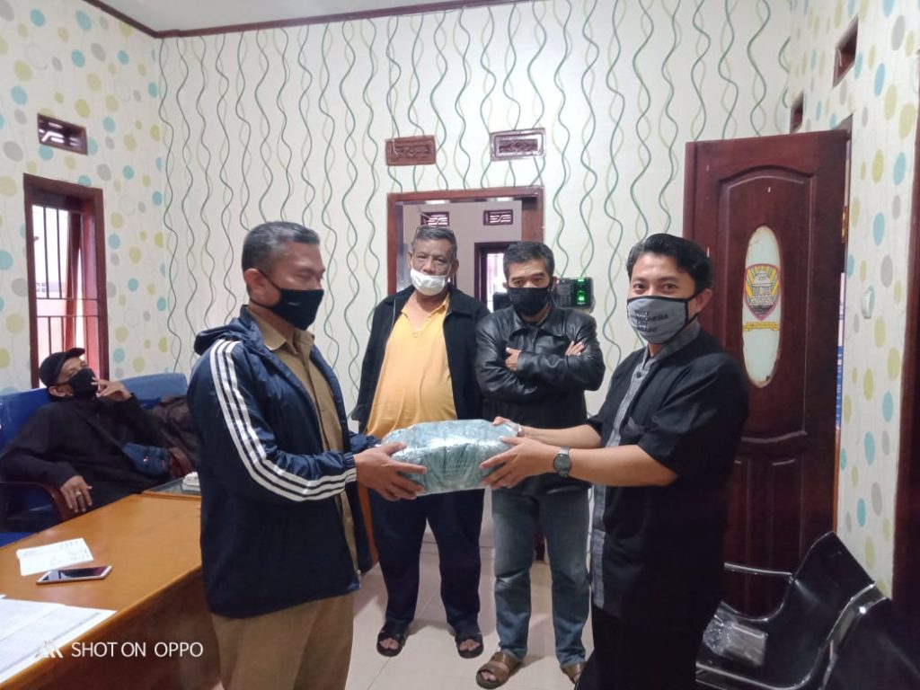 Kang RinSo Menyerahkan Bantuan Sosial