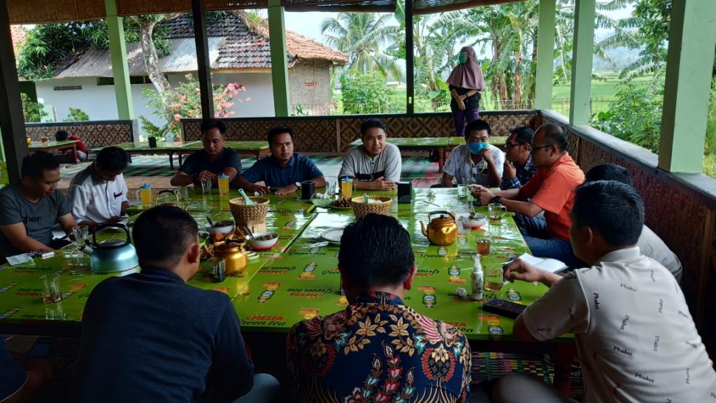 Anggota Komisi 1 DPRD Provinsi Jawa Barat dari Fraksi PKS, H Ridwan Solichin dalam pertemuan jaring aspirasi bersama pemuda asal Kecamatan Darmaraja dan Wado Kabupaten Sumedang, Minggu (25/10). (foto: istimewa)