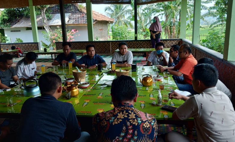 Anggota Komisi 1 DPRD Provinsi Jawa Barat dari Fraksi PKS, H Ridwan Solichin dalam pertemuan jaring aspirasi bersama pemuda asal Kecamatan Darmaraja dan Wado Kabupaten Sumedang, Minggu (25/10). (foto: istimewa)