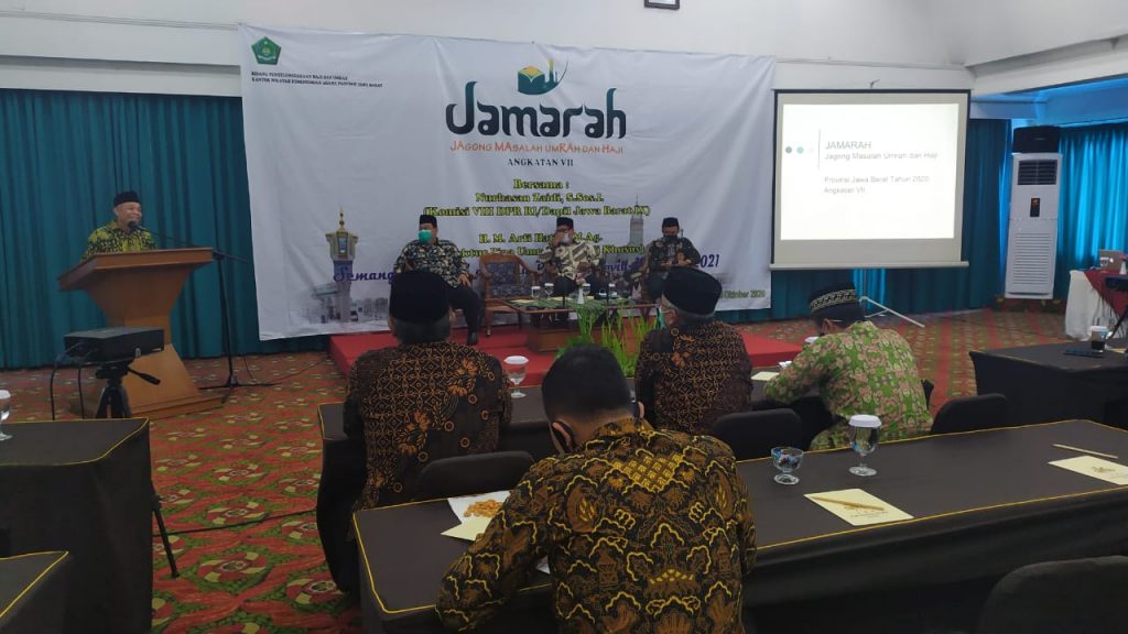 Anggota Komisi VIII DPR RI, KH Nurhasan Zaidi menyampaikan sejumlah aspek pengawasan DPR RI terhadap pelaksanaan haji dalam acara Jumarah, Kamis (15/10). (foto: fajarnusantara.com)