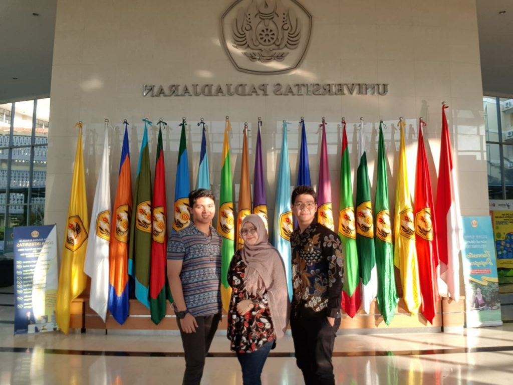 Tiga mahasiswa Universitas Padjadjaran ini berhasil melakukan penelitian yang berpotensi sebagai anti-Covid-19 berdasarkan studi awal. (foto: unpad)