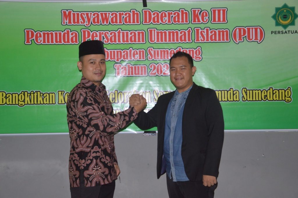 Ketua PD Pemuda PUI Sumedang terpilih Yogi Soleh Prayoga S.Kom (kiri) dan Sekum PD Pemuda PUI Muhammad Fadlyllah, S.E, foto bersama usai Musda ke-III Pemuda PUI Sumedang, Jumat (16/10). (foto: fajarnusanara.com)