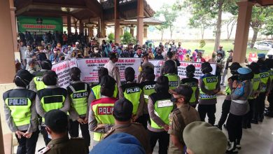 FKOTD Jatigede mendatangi lagi Komplek IPP Kabupaten Sumedang untuk menyampaikan permasalah yang belum juga tuntas, Senin (19/10). (foto: fajarnusantara.com)