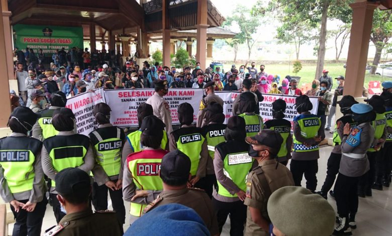 FKOTD Jatigede mendatangi lagi Komplek IPP Kabupaten Sumedang untuk menyampaikan permasalah yang belum juga tuntas, Senin (19/10). (foto: fajarnusantara.com)