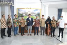 Tim Polman Bandung foto bersama Gubernur Ridwan Kamil bersama jajarannya, usai audiensi, Rabu (21/10). (foto: Fajarnusantara.com)