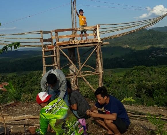 Seumlah pekerja tengah membangunan fasilitas wisata yang ada di Desa Sukahurip Kecamatan Cijambe Kabupaten Subang Provinsi Jawa Barat, Kamis (22/10). (foto: Remond/fajarnusantara.com)
