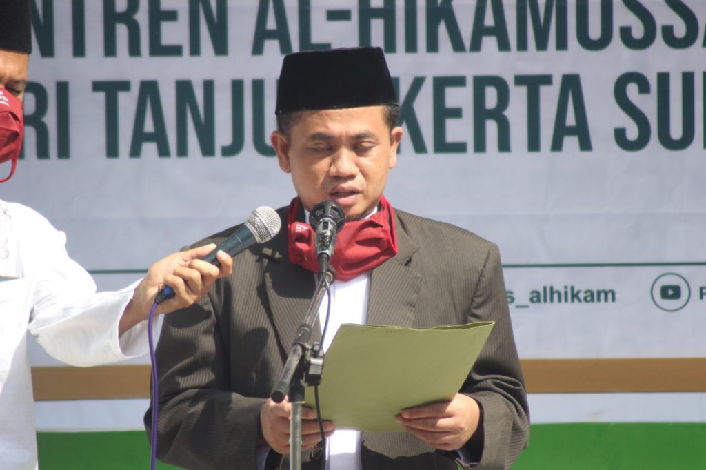 Pimpinan Pondok Pesantren Al-Hikamussalafiyyah, KH Sa'dulloh memberi sambutan dalam sebuah acara. (foto: istimewa)