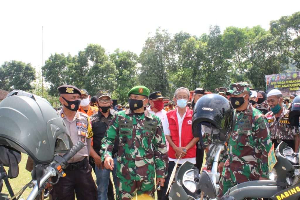 Dandim 0610 Letkol Inf Zaenal Mustofa bersama Kapolres dan lainnya melakukan pengecekan sejumlah kendaraan untuk antisipasi terjadinya bencana. (foto: pendim 0610/sumedang)