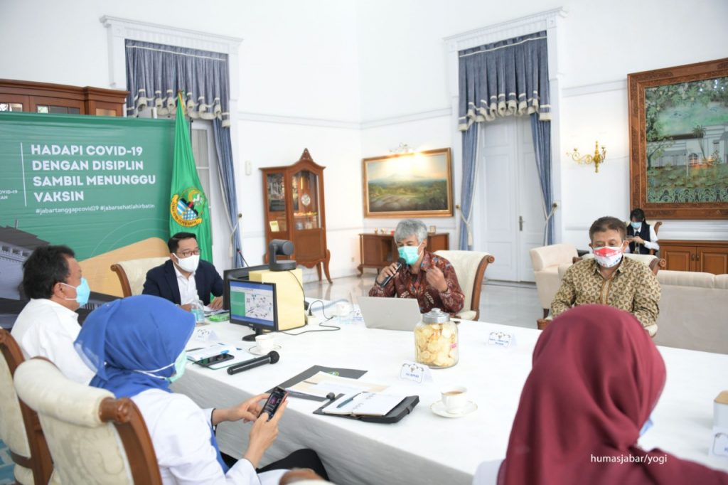 Dirut Polman Bandung (pegang mik) beraudiensi bersama Gubernur Ridwan Kamil, belum lama ini. (foto: istimewa)