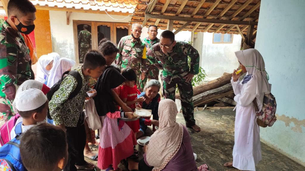 Danrem 062/Tn Kolonel Inf Muchidin bersama rombongan menghampiri anak-anak Desa Citaleus Kecamatan Buahdua yang dekat dengan lokasi Uji Siap Tempur Yonif Raider 301/PKS, Sabtu (24/10). (foto: YONIF RAIDER 301/PKS)
