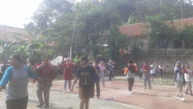 Warga Kampung Burujul Desa Cigeuntur Kecamatan Tanjungkerta Kabupaten Sumedang antusias mengikuti senam sehat, Minggu (25/10). (foto: fajarnusantara.com)
