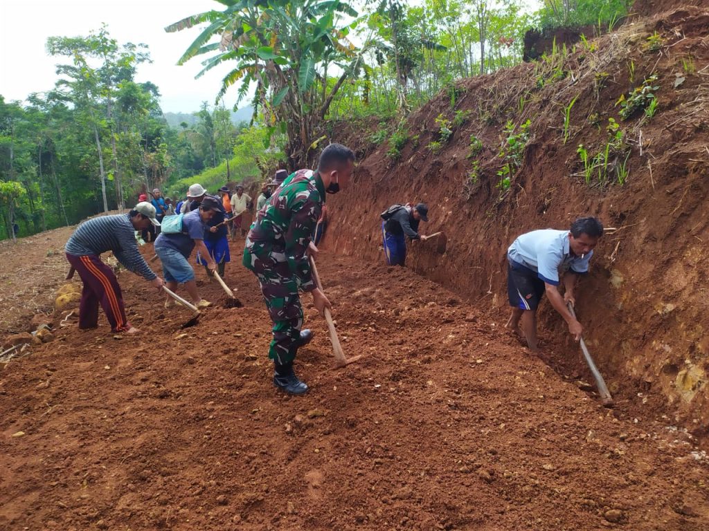 Ratusan Warga Desa Kertamukti melaksanakan kerja bakti pembenahan ruas jalan Sindangjaya Cikarama dalam rangka Pra TMMD Tahun 2020, Minggu (25/10). (foto: fajarnusantara.com)