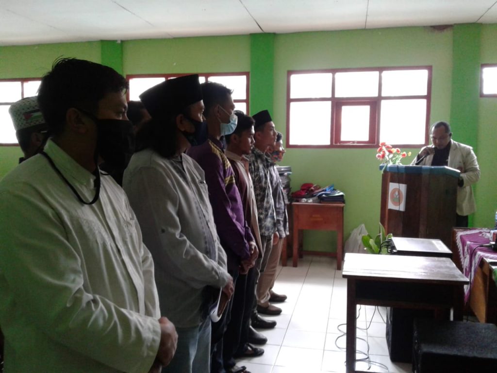 Ketua PDPM Kabupaten Sumedang, Dodi Partawijaya,S.Pd (kanan) tengah melantik empat PCPM Periode 2020-2024 di Aula MA Muhammadiyah Tanjungsari, Minggu (25/10). (foto: fajarnusantara.com)