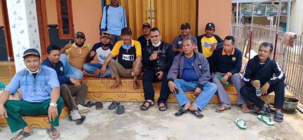 Ketua Banas Pati Subang, Jenal Aripin bersama anggotanya dalam agenda silaturhami dengan Brigade Intisab PUI Subang di Dusun Tanjung Laut RT 01 RW 02 Desa Tanjung Tiga Kecamatan Blanakan, Minggu (25/10). (foto: fajarnusantara.com)