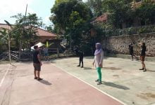 Sejumlah remaja putri Dusun Burujul Desa Cigentur Kecamatan Tanjungkertka Kabupaten Sumedang, tengah menggelar latihan, Senin (26/10). (foto: fajarnusantara.com)