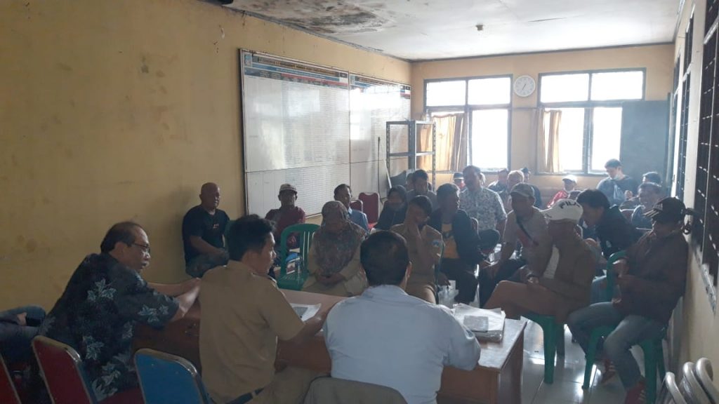 Puluhan petani di Kadungora Kabupaten Garut beraudinesi Ke BBP Kadungora, Senin (26/10). (foto: fajarnusantara.com)