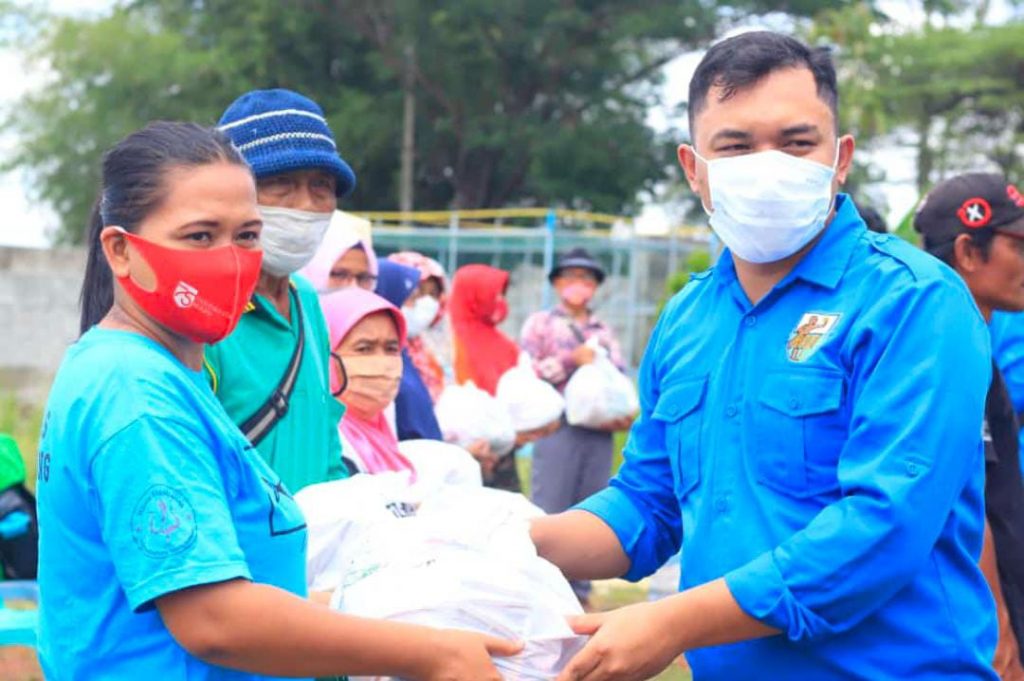 Ketua KNPI Sumedang Ekky Ahmad Muzaki R (kanan) secara simbolis memberikan sembako kepada warga Desa Cijeungjing Kecamatan Jatigede disela peringatan Hari Sumpah Pemuda, Rabu (28/10). (foto: fajarnusantara.com)