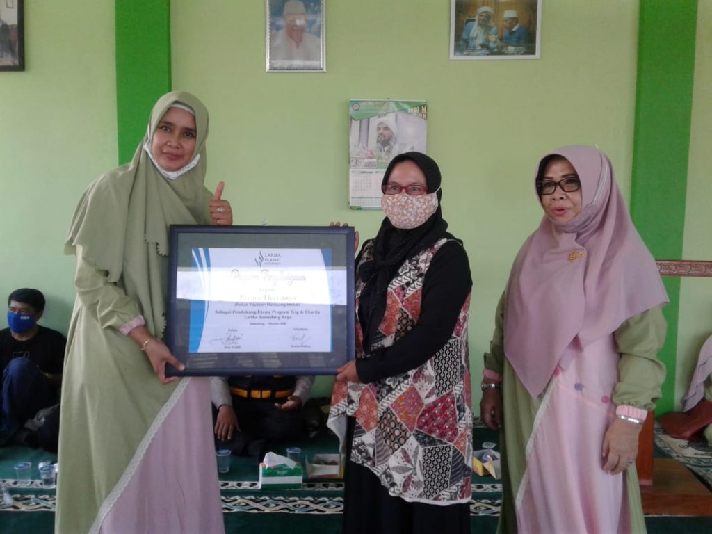 Lariba Sumedang Raya secara simbolis memberikan santunan disela kegiatan ‘Trip & Charity’ di Desa Palasari Kecamatan Ujungjaya Kabupaten Sumedang, Kamis (29/10) kemarin. (foto: Fajarnusantara.com)