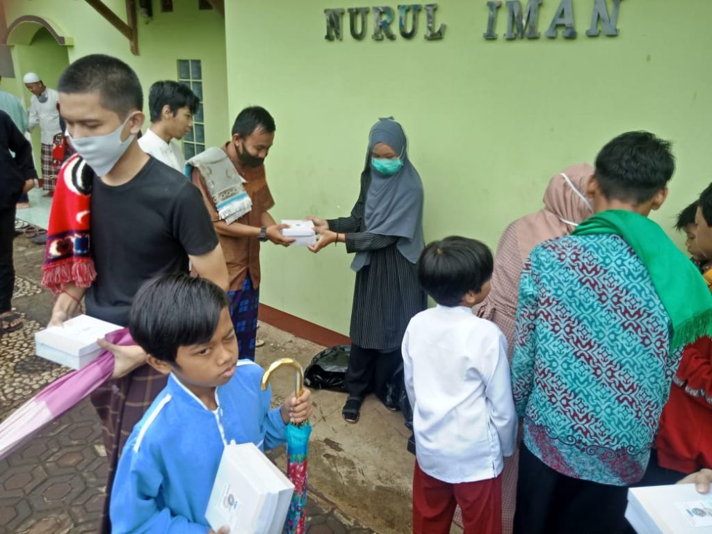 Komunitas Pensil membagikan nasi box kepada jemaah Masjid Nurul Iman di Perum Griya Jatinangor 2 Kecamatan Tanjungsari, usai menggelar Salat Jumatan, Jumat (30/10). (foto: fajarnusantara.com)