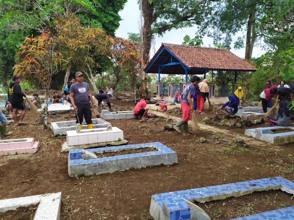 Karang Taruna Bocah Pamor Desa Kertamukti Kecamatan Tanjungmedar membersihkan pemakaman umum yang berada di Dusun Sundangjaya desa setempat, Jumat (30/10). (foto: fajarnusantara.com)