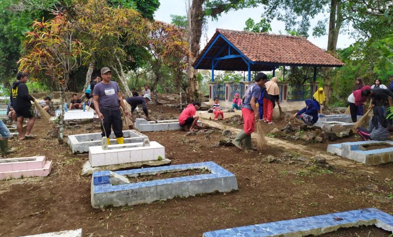 Karang Taruna Bocah Pamor Desa Kertamukti Kecamatan Tanjungmedar membersihkan pemakaman umum yang berada di Dusun Sundangjaya desa setempat, Jumat (30/10). (foto: fajarnusantara.com)