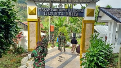 Prajurit Yonif Raider 301/PKS melakukan bersih-bersih makam Cut Nyak Dien yang berada di Gunung Puyuh Kabupaten Sumedang, Jumat (30/10). (foto: Yonif Raider 301/PKS)