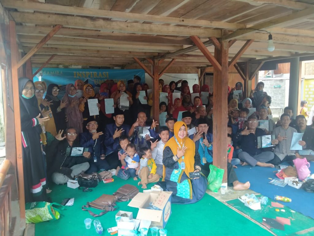 Peserta Seminar Inspirasi Umroh yang digelar PT Samira Ali Wisata melalui Mitra DGI Samira Travel foto bersama usai acara, Sabtu (31/10). (foto: remond/fajarnusantara)