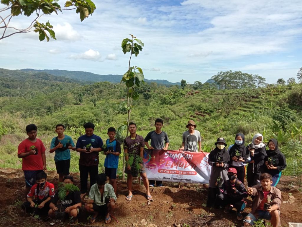 Pemuda Gemsem melakukan foto bersama disela penanaman 500 bibit pohon di Bukit Pangangonan Legok Nangka Desa Tanjungmekar Kecamatan Tanjungkerta Kabupaten Sumedang, Sabtu (31/10). (foto: fajarnusantara)