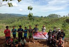 Pemuda Gemsem melakukan foto bersama disela penanaman 500 bibit pohon di Bukit Pangangonan Legok Nangka Desa Tanjungmekar Kecamatan Tanjungkerta Kabupaten Sumedang, Sabtu (31/10). (foto: fajarnusantara)
