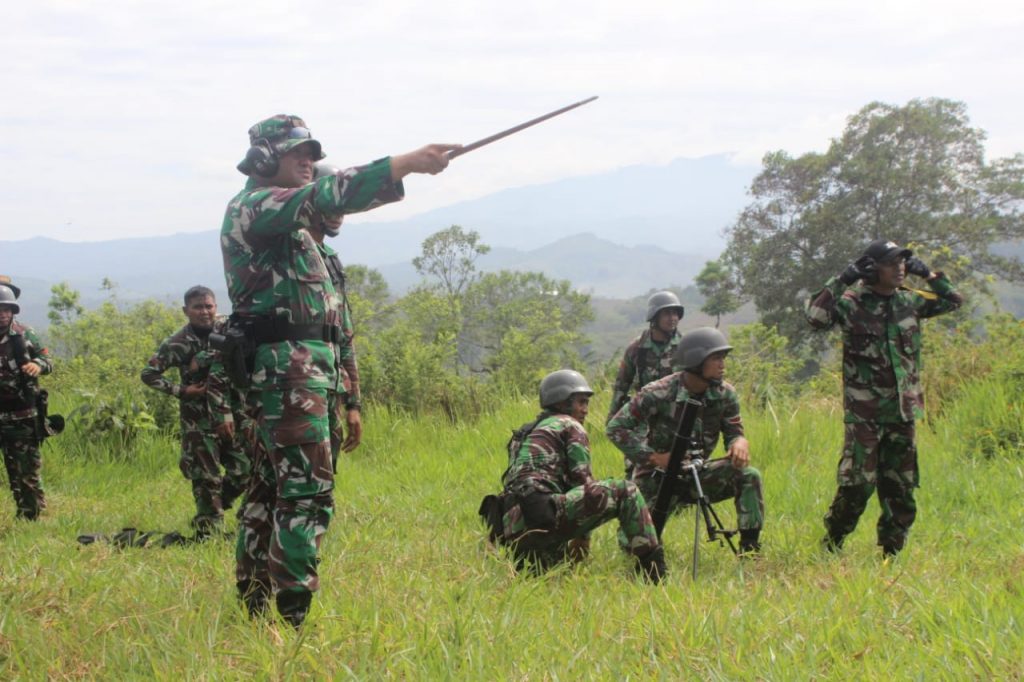 Sejumlah prajurit Yonif Raider 301/PKS melaksanakan latihan tembak menggunakan senjata kaliber besar, mulai dari Mortir 60 mm sampai Mortir 81 mm. (foto: yonif raider 301/pks)