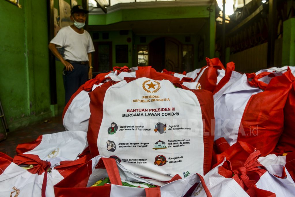 Sejumlah bansos dari presiden siap disalurkan kepada penerima manfaat. (foto: republika.id)