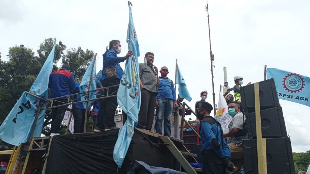 Presiden Konfederasi Serikat Pekerja Indonesia (KSPI), Said Iqbal saat berorasi di kawasan Patung Kuda, Jakarta Pusat, Senin (2/11). (foto: voi.id)