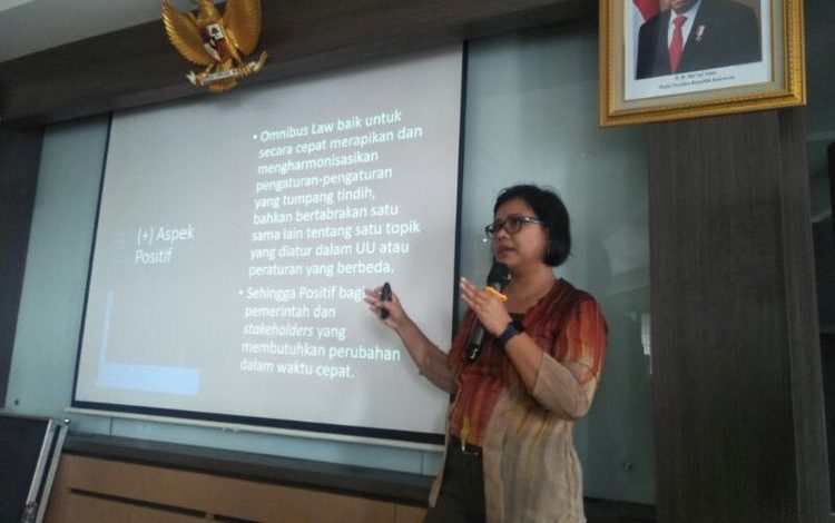 Pengamat Hukum Tata Negara, Bivitri Susanti dalam mengisi sebuah acara beberapa waktu lalu. (foto: kompas.com)