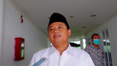 Wakil Gubernur Jawa Barat Uu Ruzhanul Ulum diwawancara usai rapat kerja. (foto: Kompas.com)