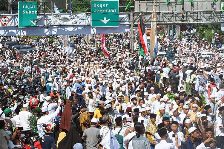 Ribuan jamaah menyambut kedatangan Pemimpin Front Pembela Islam (FPI) Rizieq Shihab di jalur Puncak, Simpang Gadog, Ciawi, Kabupaten Bogor, Jawa Barat, beberapa waktu lalu. (Foto: Antara)