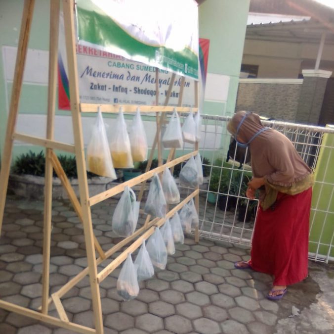 Seorang warga saat akan mengambil bantuan di ‘Warung Gratis’ yang didirikan Komunitas Al Hilal Sumedang, Selasa (17/11). (Foto: Langga Kusumah/Fajarnusantara.com)