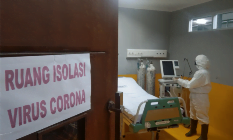 Seorang petugas tengah menyiapkan ruang isolasi bagi pasien covid-19, beberapa waktu lalu. (foto: dara.co.id)