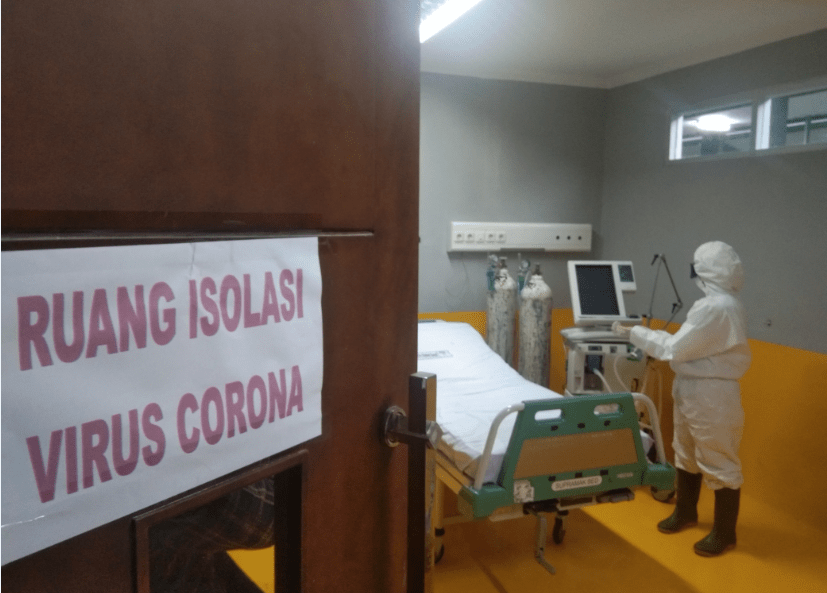 Seorang petugas tengah menyiapkan ruang isolasi bagi pasien covid-19, beberapa waktu lalu. (foto: dara.co.id)
