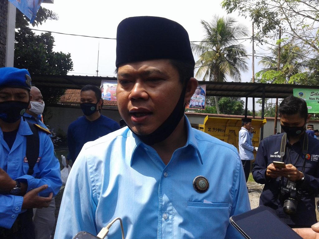 Wakil Ketua DPRD Jabar, Oleh Soleh diwawancara usai menghadiri sebuah acara, beberapa waktu lalu. (foto: fokus jabar)