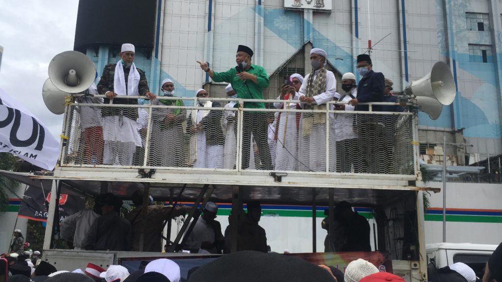 Ketua Umum PUI, KH. Nurhasan Zaidi menyuarakan orasinya dan mengecam serta mengutuk keras statemen dari Presiden Perancis dalam aksi Bela Nabi Muhammad SAW di depan Kedubes Perancis, Jakarta, Senin (2/11). (foto: fajarnusantara.com)