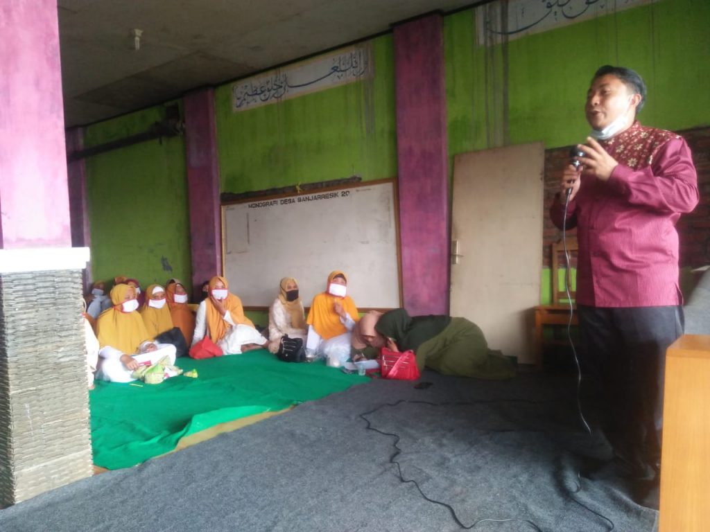 Anggota Komisi I DPRD Provinsi Jawa Barat dari Fraksi PKS, H Ridwan Solichin, S.Ip, M.Si, dalam Agenda Reses I Tahun 2020-2021, di Dusun Sinoman Desa Ganjaresik, Kamis (5/11). (foto: humas PKS)