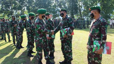 Lima prajurit terbaik dilepas Dandim 0610/Sumedang, Letkol Inf Zaenal Mustofa SE.,M.Si, untuk Satgas Apter Kodam XVIII/Kasuari Jumat (6/11). (foto: pendim 0610/sumedang)