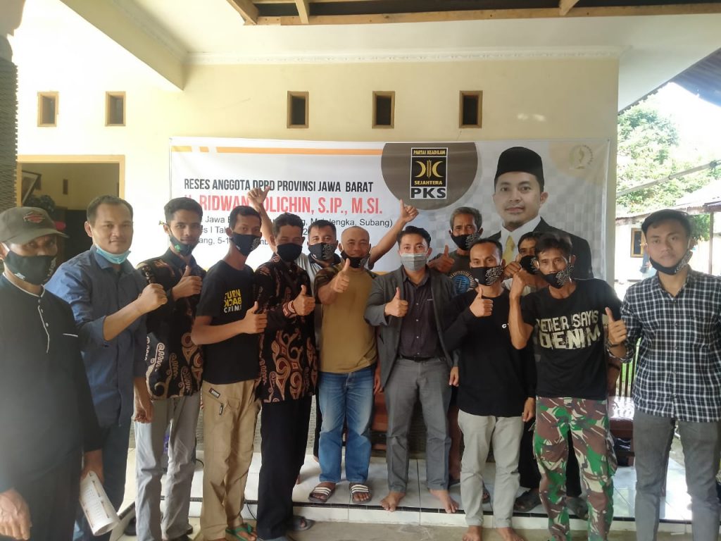 Anggota Komisi I DPRD Provinsi Jabar dari Fraksi PKS, H Ridwan Solichin menyempatkan foto bersama warga disela Agenda Reses I Tahun Sidang 2020-2021 di Desa Dermaga Kecamatan Cisalak Kabupaten Subang, Jumat (6/10). (foto: Remond/Fajarnusantara.com)