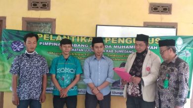 Ketua PDPM Sumedang, Dodi Partawijaya (dua dari kanan) melantik Ketua dan jajaran PC Pemuda Muhammadiyah Ujungjaya Periode 2020-2024, Jumat (6/10). (foto: istimewa)