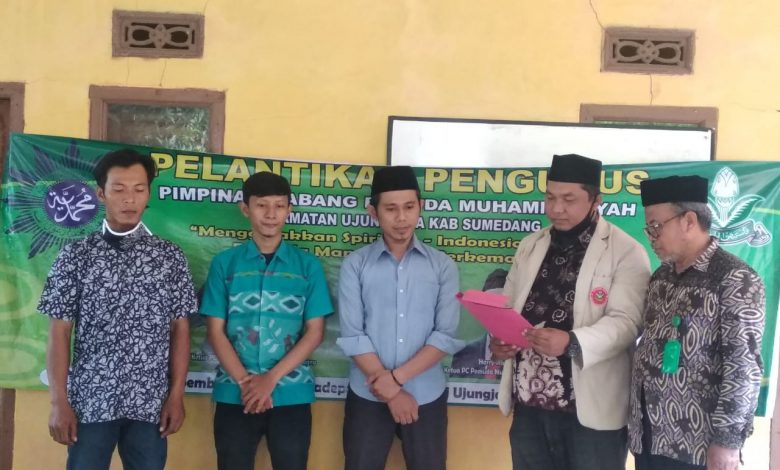Ketua PDPM Sumedang, Dodi Partawijaya (dua dari kanan) melantik Ketua dan jajaran PC Pemuda Muhammadiyah Ujungjaya Periode 2020-2024, Jumat (6/10). (foto: istimewa)