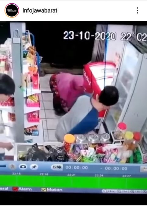 Tangkap layar dari video viral seorang pria menendang seorang anak di sebuah warung dari akun @infojawabarat. (foto: screenshot)