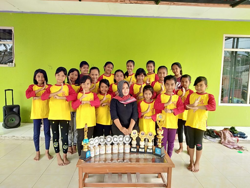 Pengurus sekaligus Pelatih di STB, Ilis Suarsih S.Pd bersama anak didiknya yang sudah meraih banyak prestasi dalam seni tari tradisional. (foto: fajarnusantara.com)