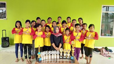 Pengurus sekaligus Pelatih di STB, Ilis Suarsih S.Pd bersama anak didiknya yang sudah meraih banyak prestasi dalam seni tari tradisional. (foto: fajarnusantara.com)
