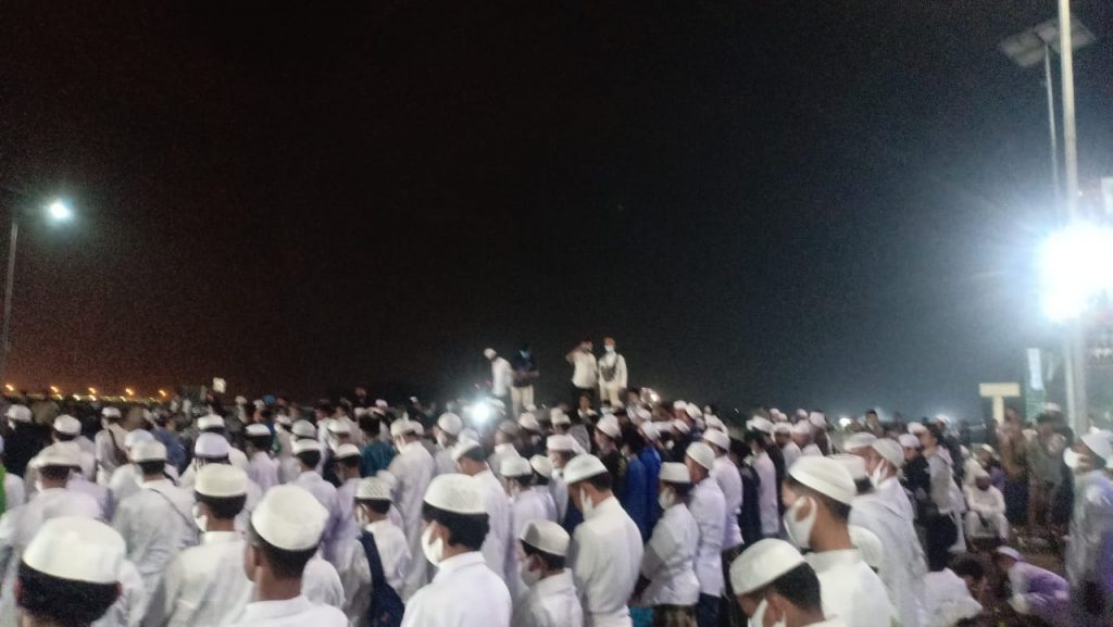 Sebelum Subuh pagi tadi ribuan massa sudah berkumpul di kawasan Bandara Soekarno-Hatta untuk menjemput kedatangan Habib Rizieq. (foto: istimewa)