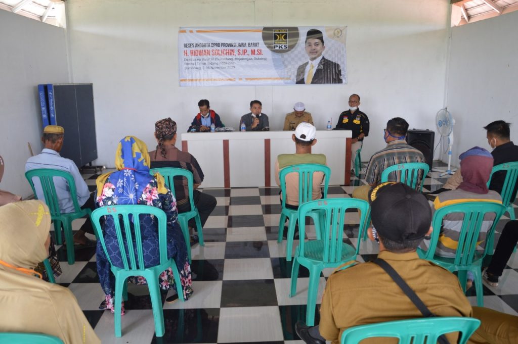 Anggota Komisi I DPRD Provinsi Jabar dari Fraksi PKS, Kang RinSo (duduk depan, dua dari kiri) dalam Agenda Reses I Tahun Sidang 2020-2021 di Kabupaten Sumedang, Senin (9/11). (foto: fajarnusantara.com)